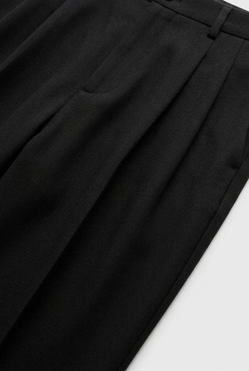 Tailored men's high waist straight leg trousers for a sharp, modern look. Ideal for work, business, or smart casual.