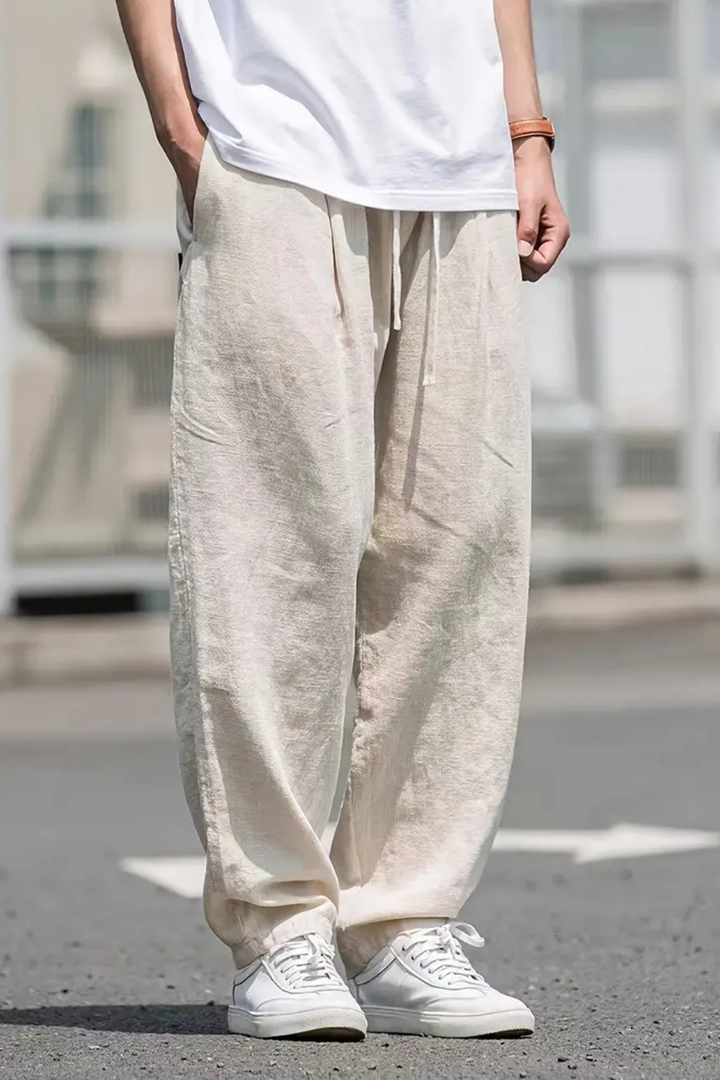Casual men's wide leg khaki trousers, featuring a comfortable elastic waist. Stylish and relaxed fit bottoms.