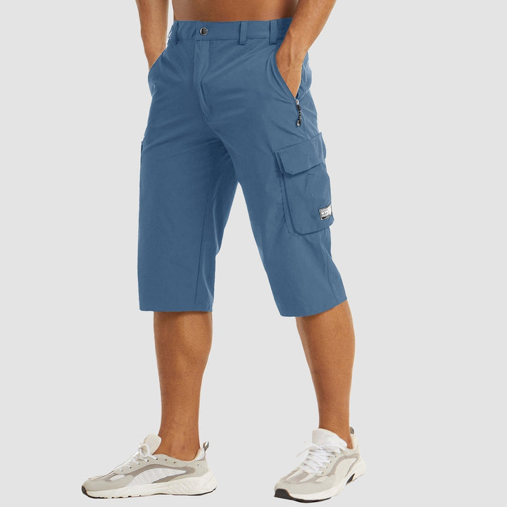 Casual men's knee-length cargo shorts for summer, featuring a comfortable fit and versatile style.