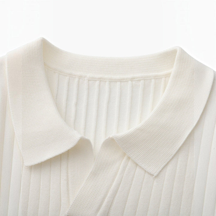 Stylish ribbed men's polo shirt, ideal for everyday versatile summer outfits.