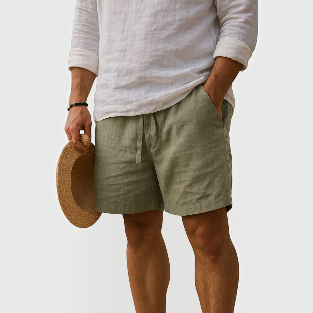 Men's summer essentials: light and airy shorts with a relaxed fit for ultimate comfort.