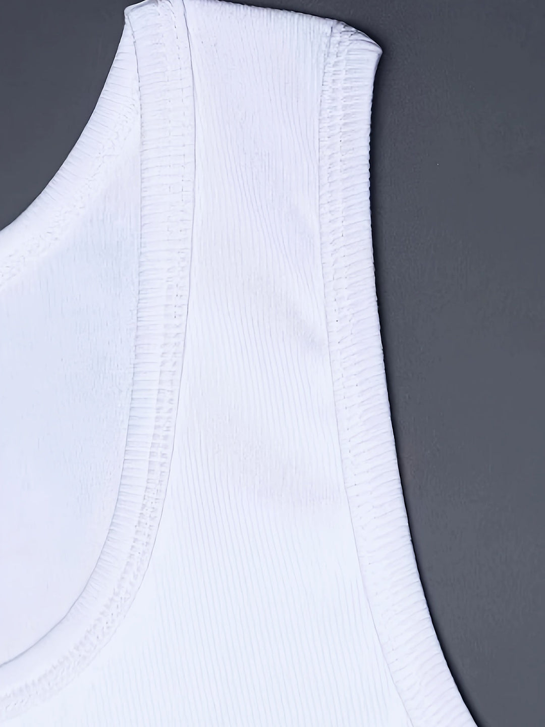 Versatile men's sleeveless tank top, offering an athletic fit for gym workouts and comfortable casual summer wear.