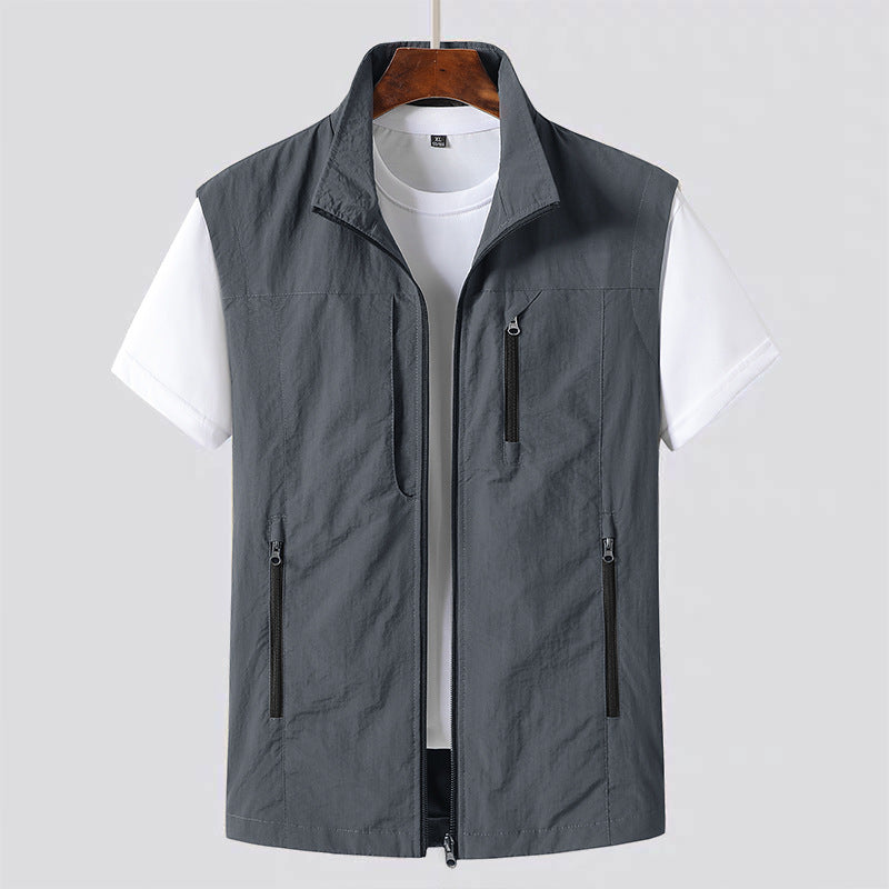 Stylish men's sleeveless utility vest with multiple pockets, ideal lightweight outerwear for modern fashion.