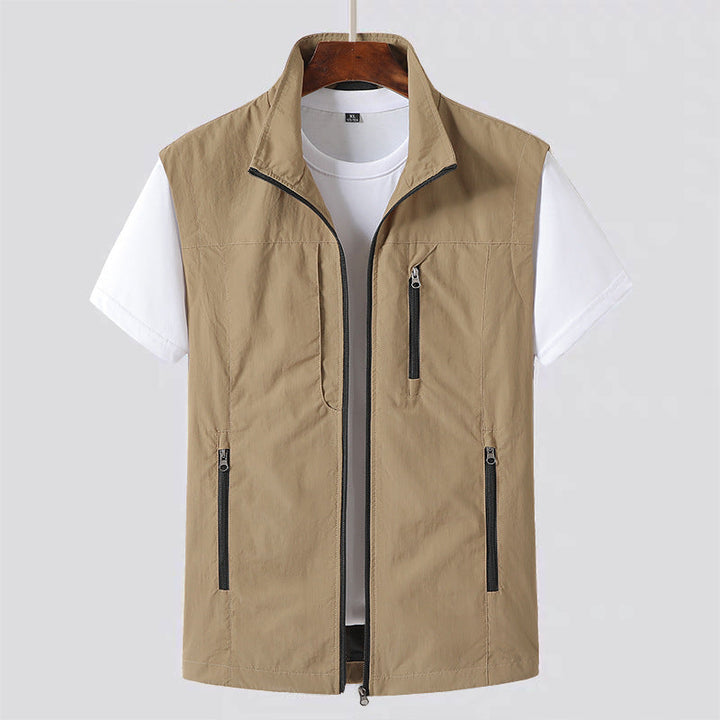 Casual men's lightweight gilet vest, designed for comfort and easy layering, an essential piece for men's fashion.