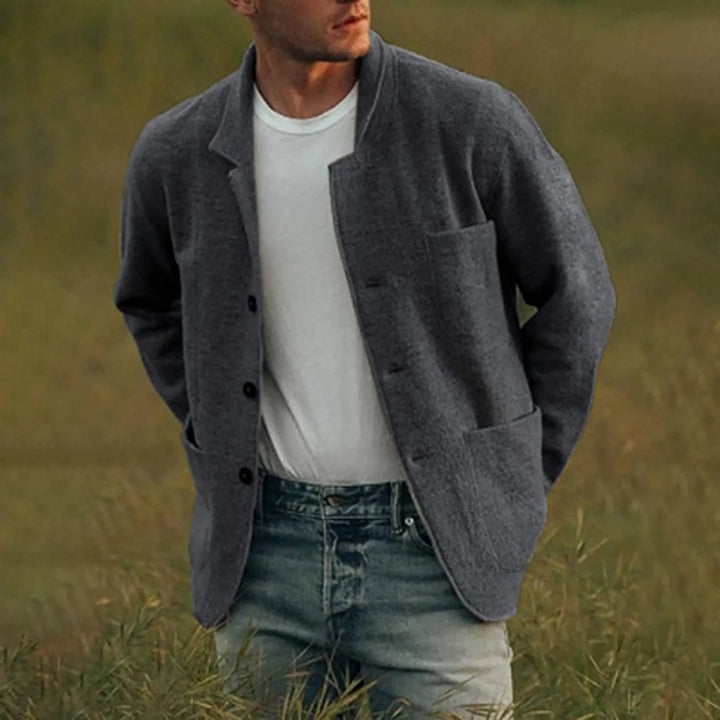 Smart men's blazer, lightweight and highly versatile. Features practical pockets for an effortless, chic style.