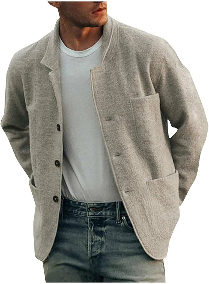 Modern men's business casual blazer. Lightweight fabric, versatile style, and functional pockets for fashion.