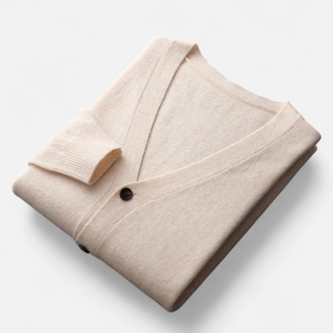 Autumn/winter men's loose V-neck cardigan. Stylish knitwear for warm, effortless layering.