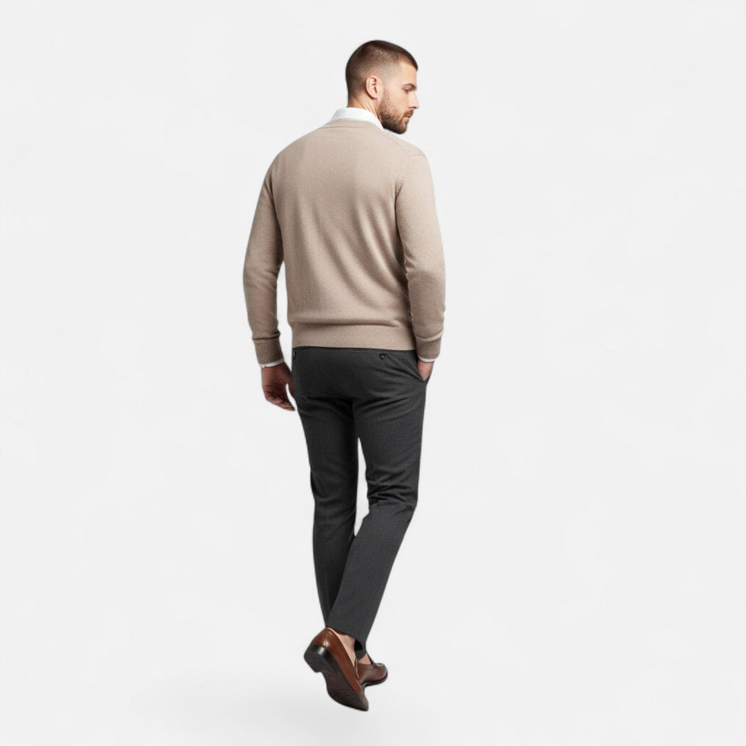 Detailed shot of men's loose V-neck cardigan knit, highlighting texture for autumn comfort.