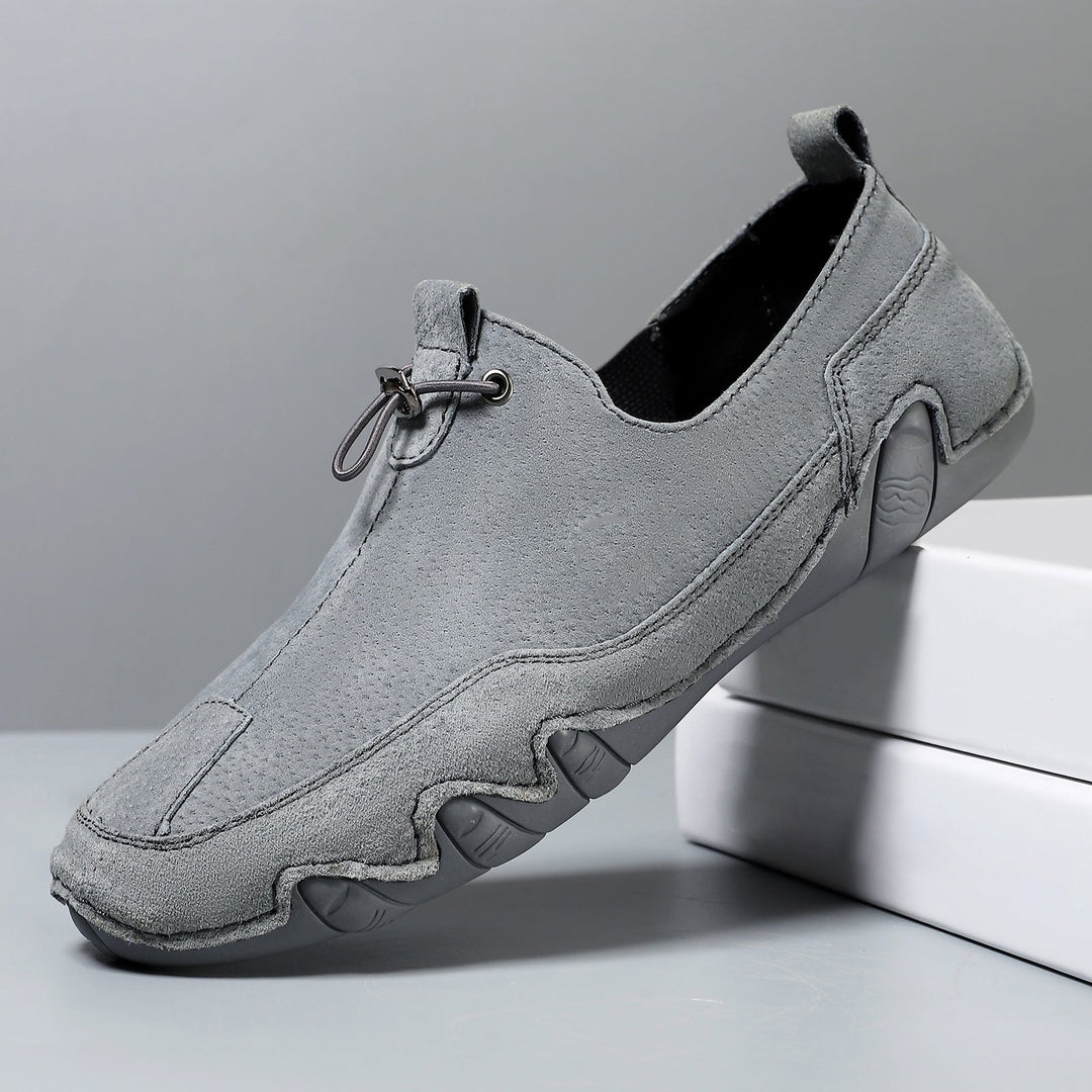 Comfortable men's low-cut shoes with orthopedic support, ideal for daily casual wear and foot health.