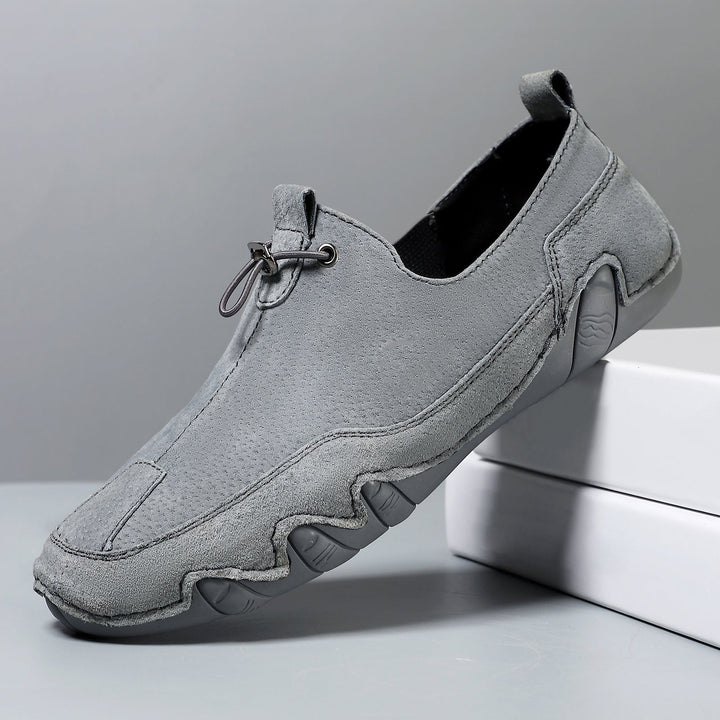 Comfortable men's low-cut shoes with orthopedic support, ideal for daily casual wear and foot health.