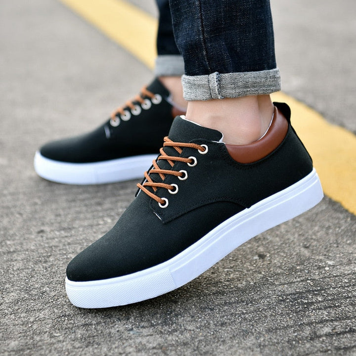 Men's low-top lace-up casual sneakers with platform sole, designed for everyday comfort and versatile style.