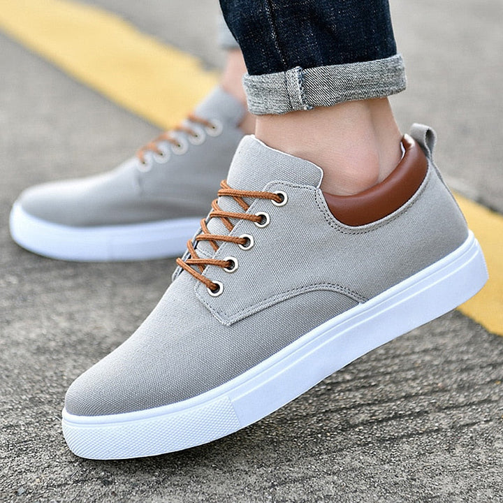 Platform sole men's casual sneakers, lace-up low-top style for extra height, comfort, and versatile use.