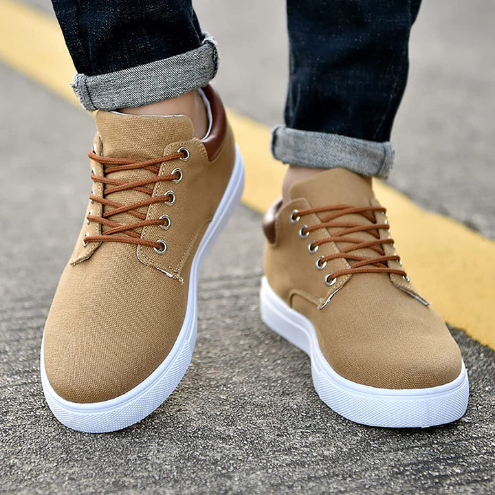Stylish men's lace-up low-top sneakers for urban casual wear, ensuring everyday comfort and versatility.