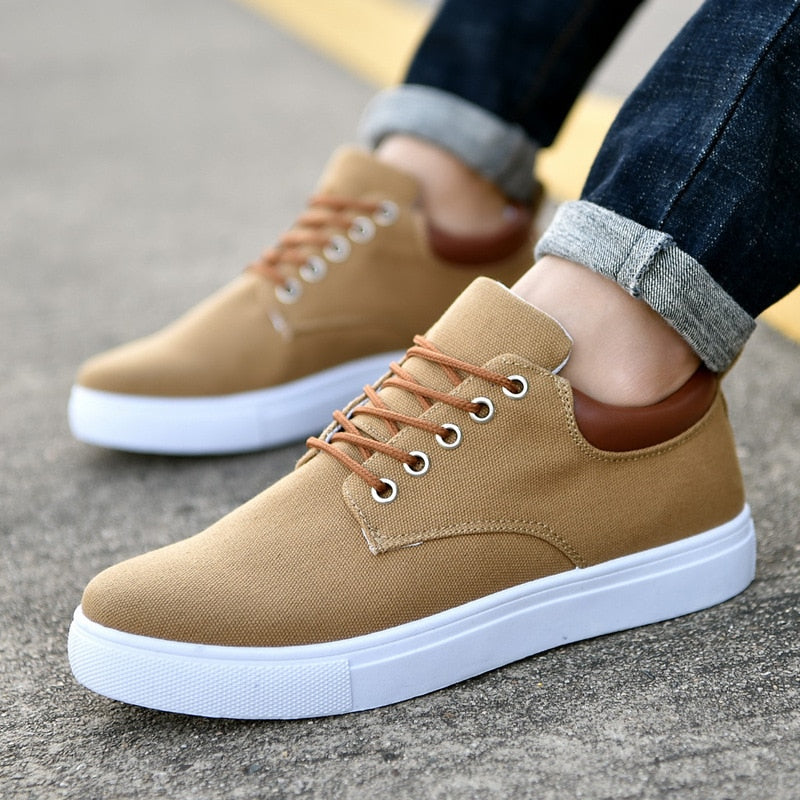 Versatile men's lace-up casual sneakers, low-top design for effortless style and ultimate comfort.