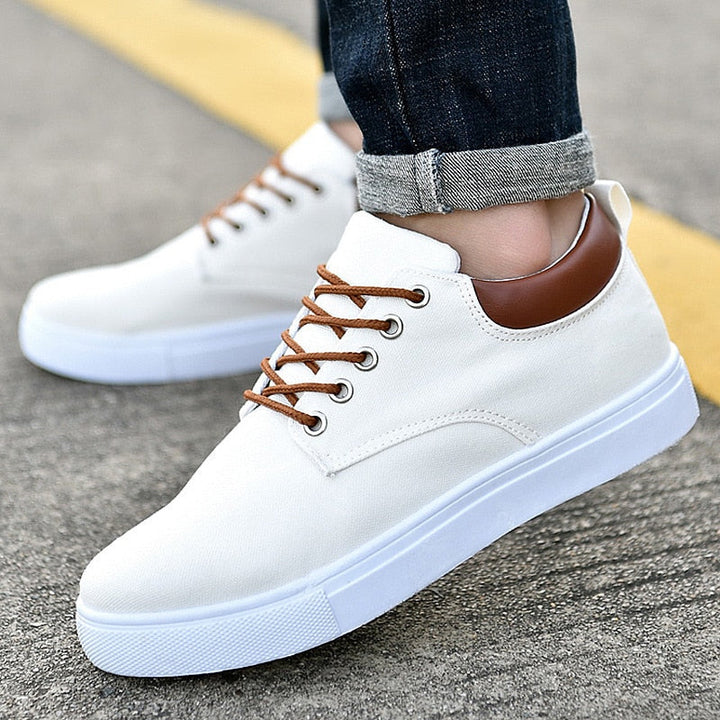 Back view of men's low-top casual sneakers, emphasizing the sturdy platform sole for comfort and support.