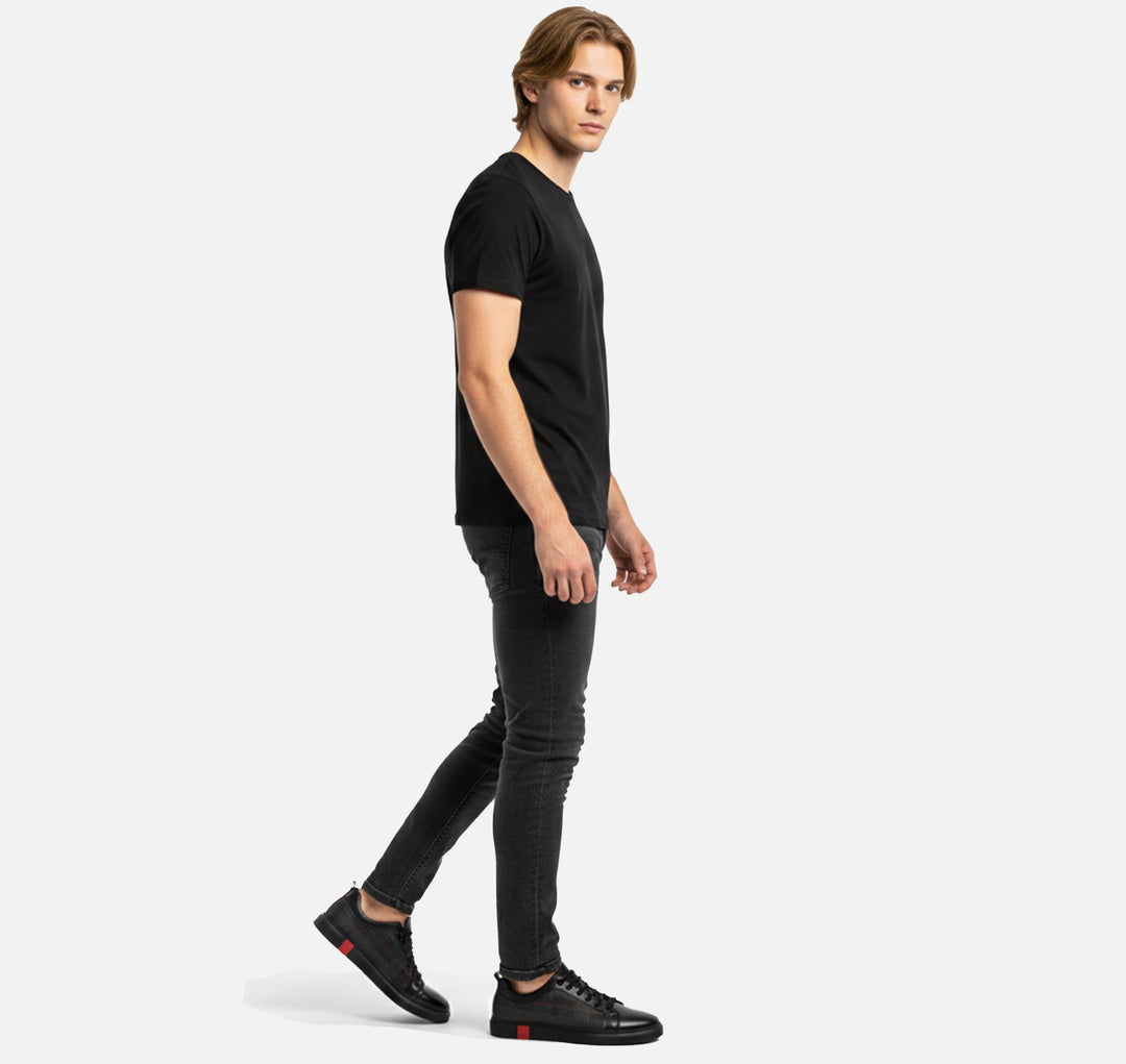 Comfortable men's black minimalist sneakers for daily wear. Stylish low-top design, ideal for street fashion.