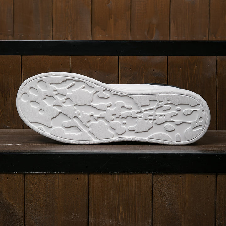 Men's minimalist white sneakers for everyday style, comfort, and versatile fashion.