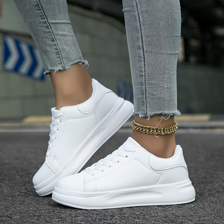 Trendy men's white minimalist sneakers, a core piece of street style and modern casual footwear.