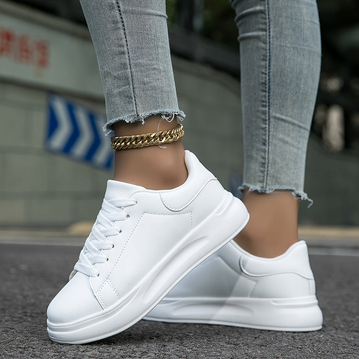 Clean white leather men's sneakers with a minimalist design, perfect for casual and street style.