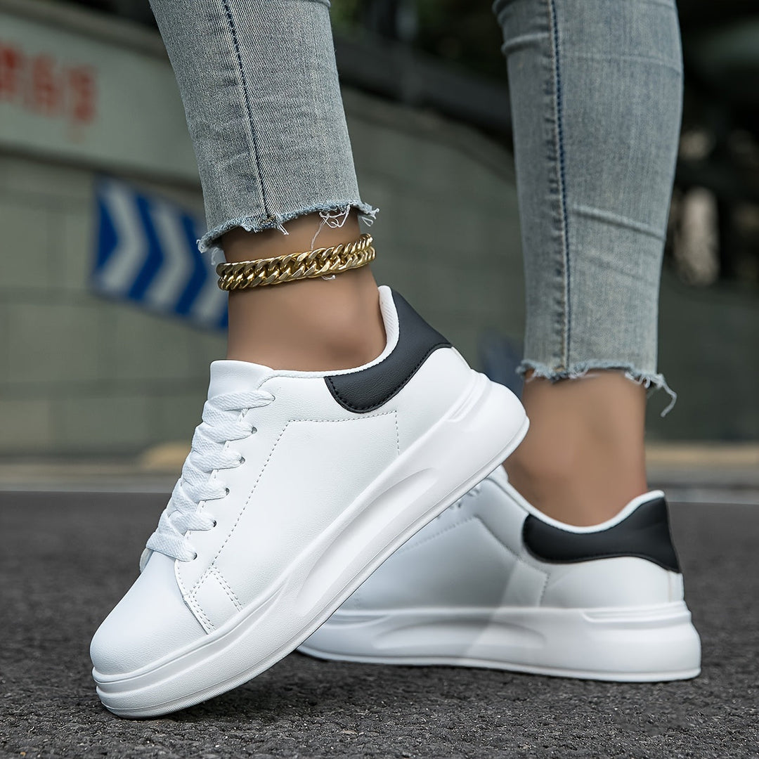 Comfortable men's white sneakers, ideal everyday shoes for versatile casual fashion.