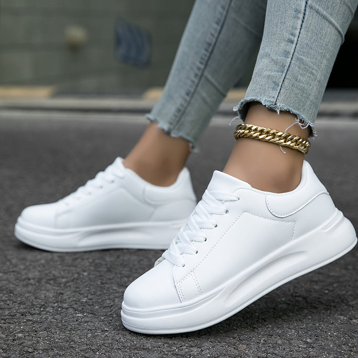 Stylish men's white sneakers with a sleek silhouette and durable rubber sole for urban fashion.