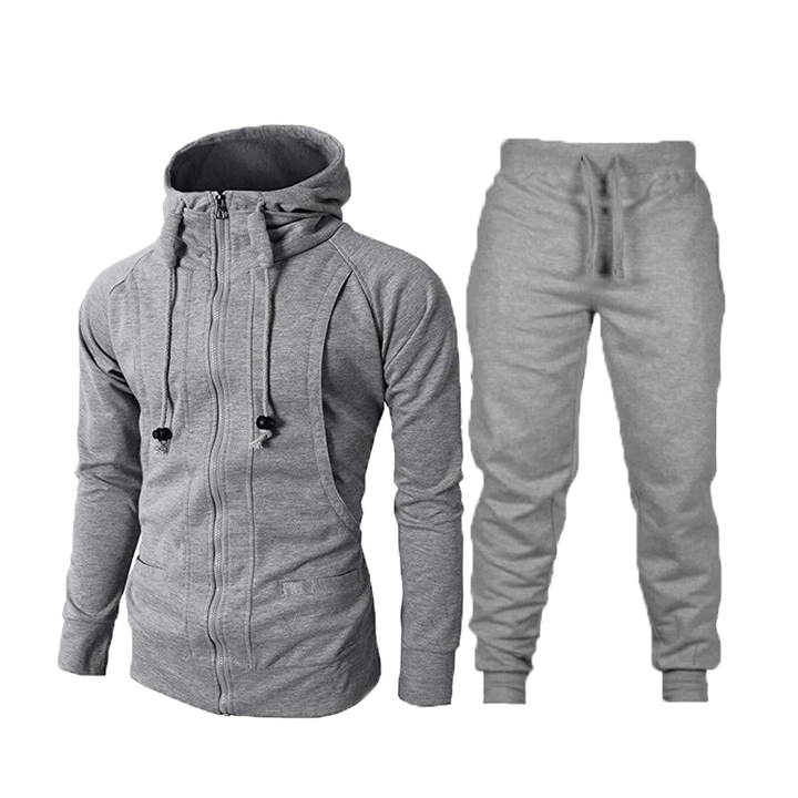 Comfortable men's activewear suit, modern cut, practical pockets, suitable for performance.
