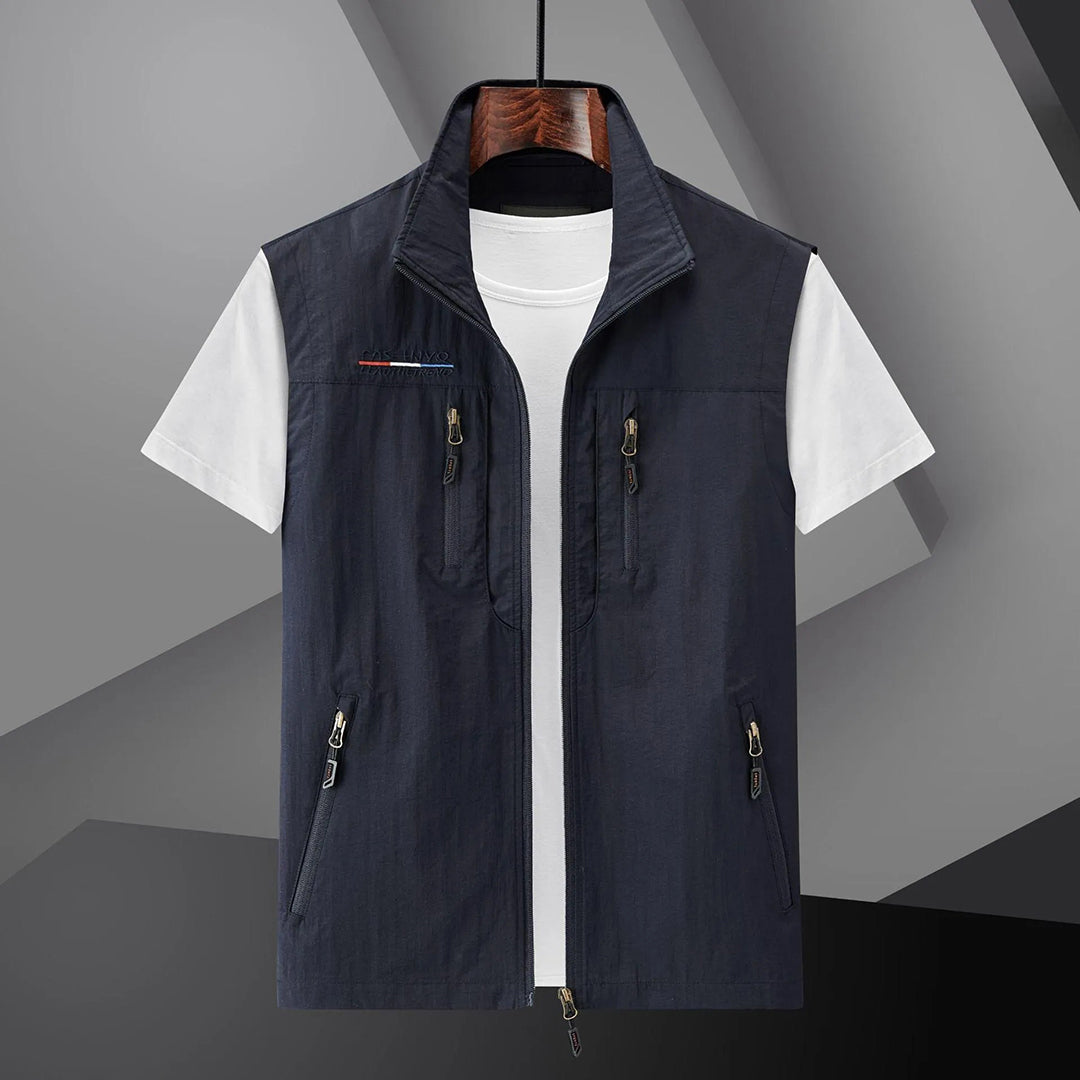 Men's multi-pocket travel vest in breathable summer fabric