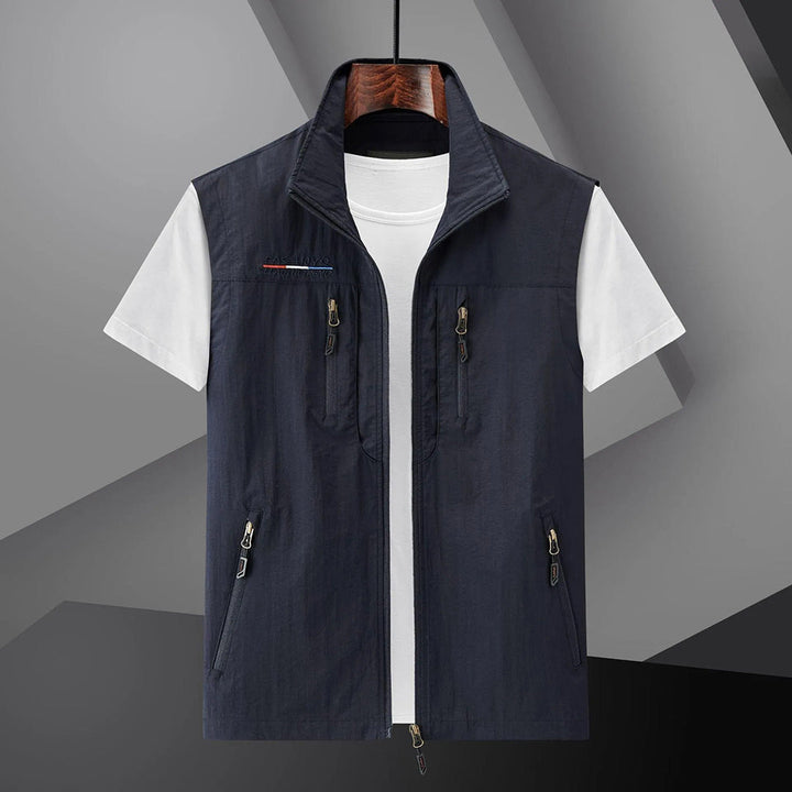 Men's multi-pocket travel vest in breathable summer fabric