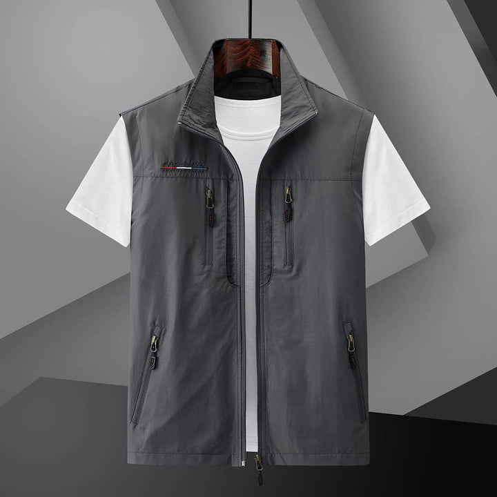 Lightweight summer vest for men, ideal for fishing and travel adventures