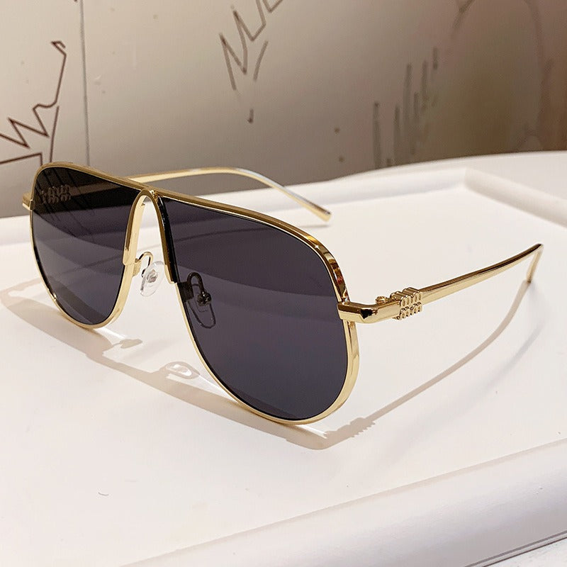 UV protective men's oversized aviator sunglasses, stylish metallic frame & gradient lenses. Essential eyewear.