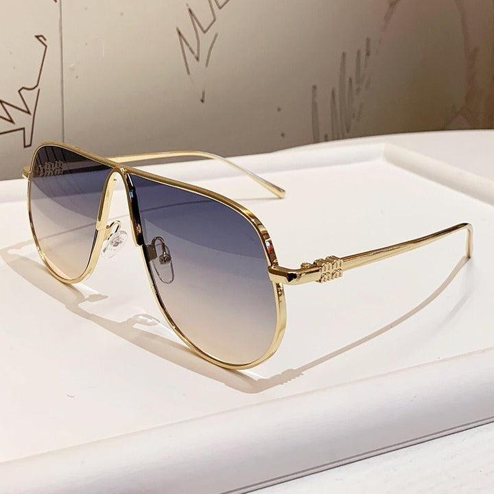Stylish men's oversized aviator sunglasses, metallic frame & chic gradient lenses. Essential fashion eyewear.