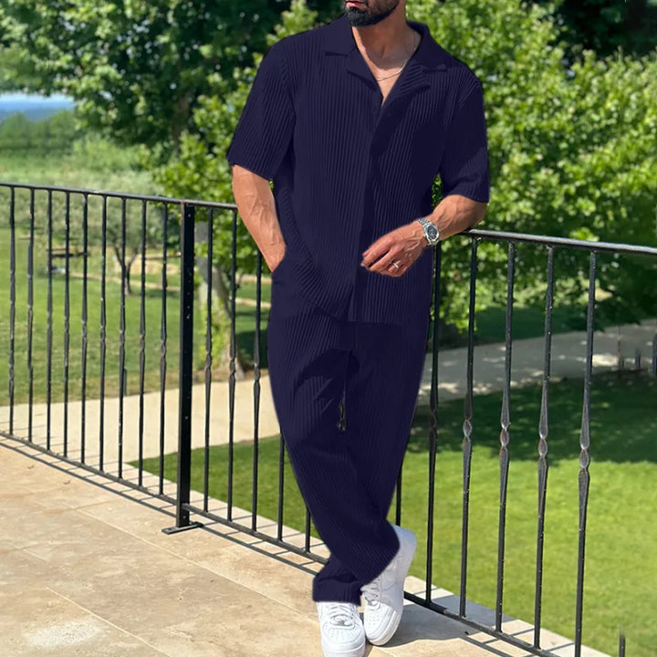 Comfortable men's pleated set: relaxed fit camp collar shirt and straight leg trousers. Ideal for casual style.