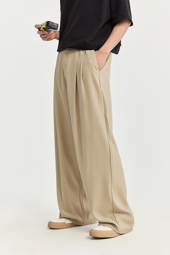 Comfortable men's chino trousers: pleated, wide leg, drawstring. Relaxed fit for casual wear.