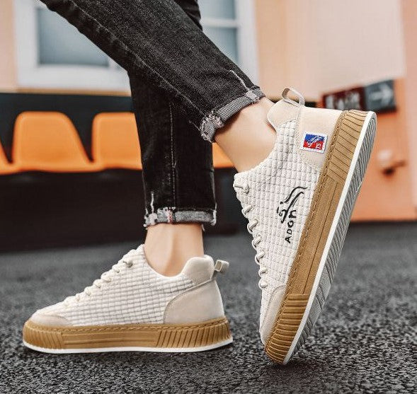 Men's quilted low-top sneakers. Lace-up closure, comfortable everyday casual footwear for street style.