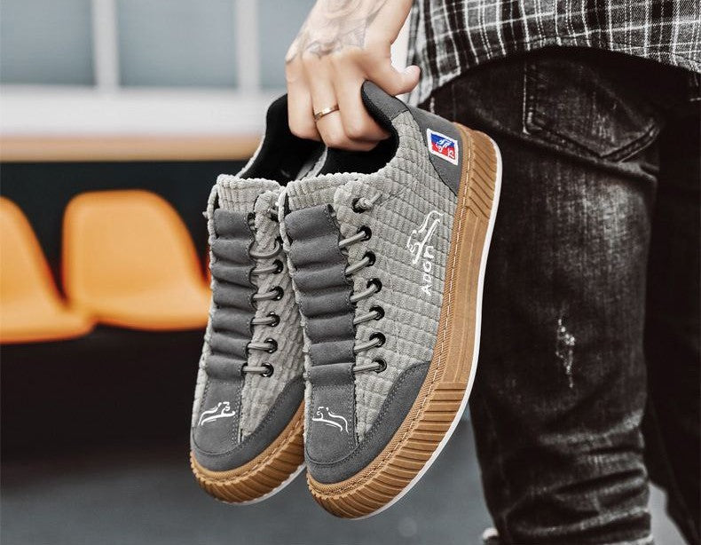 Quilted low-top men's sneakers with lace-up design. Comfortable casual footwear for daily street style.