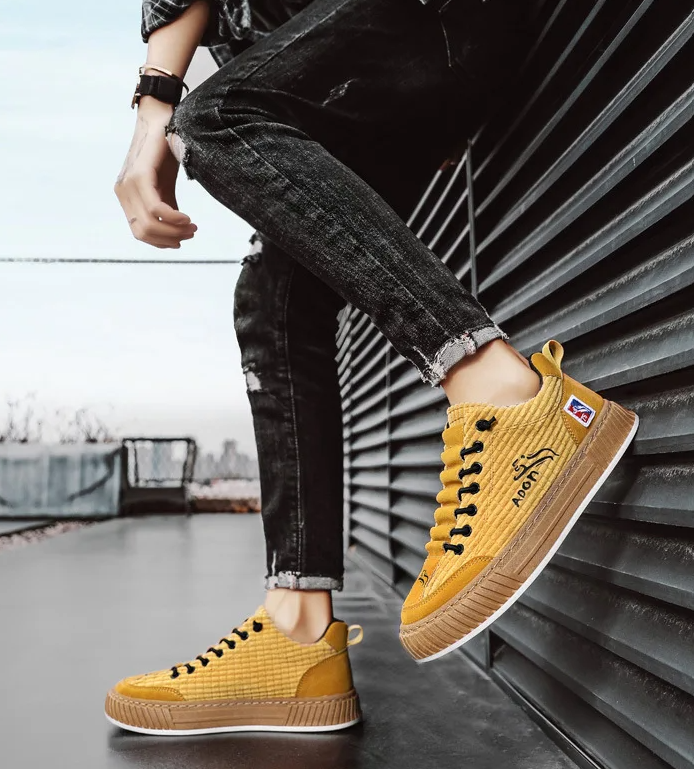 Everyday men's lace-up sneakers, low-top quilted design. Comfortable, casual, and street-ready footwear.
