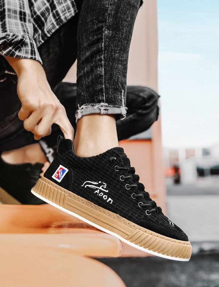 Casual men's quilted low-top sneakers featuring a platform sole & non-slip grip. Street style footwear.
