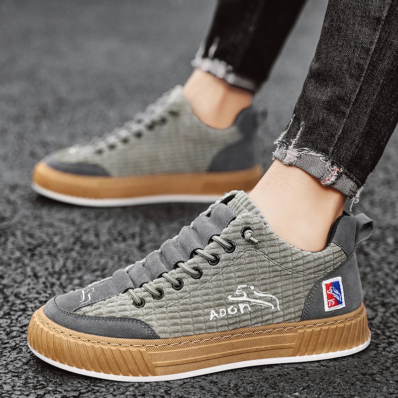 Everyday men's casual lace-up sneakers, quilted low-top design. Comfortable and stylish footwear.