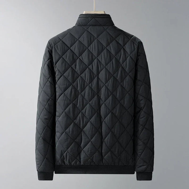 Stylish spring quilted jacket for men, ideal for travel and outdoor activities.