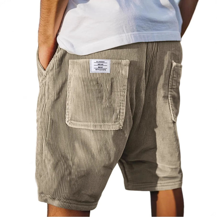 Comfortable men's tailored shorts with a refined texture, ideal for versatile everyday summer wear.