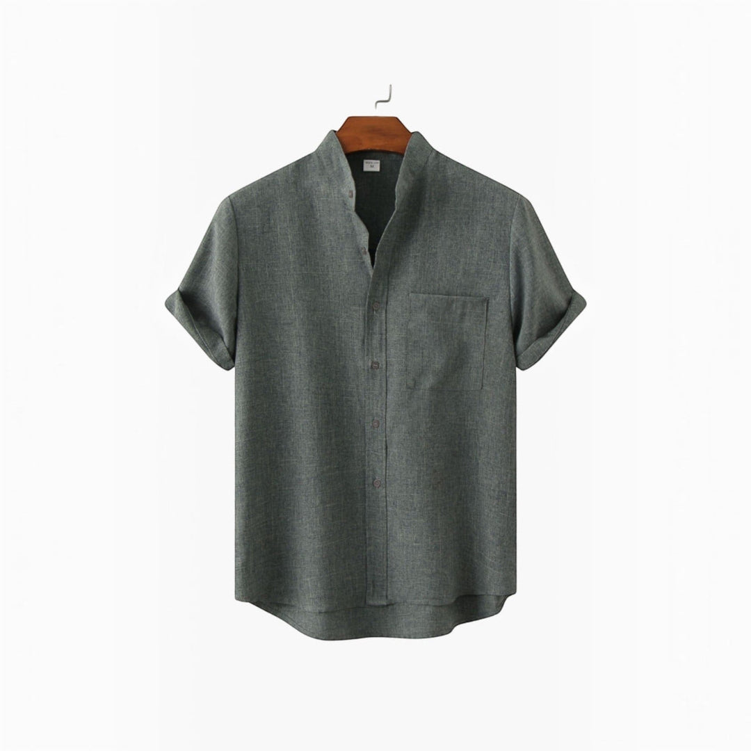 Men's relaxed fit vacation shirt, breathable fabric, great for hot summer days.