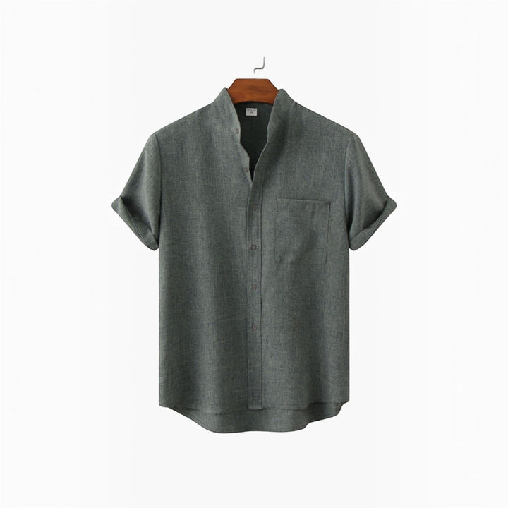 Men's relaxed fit vacation shirt, breathable fabric, great for hot summer days.