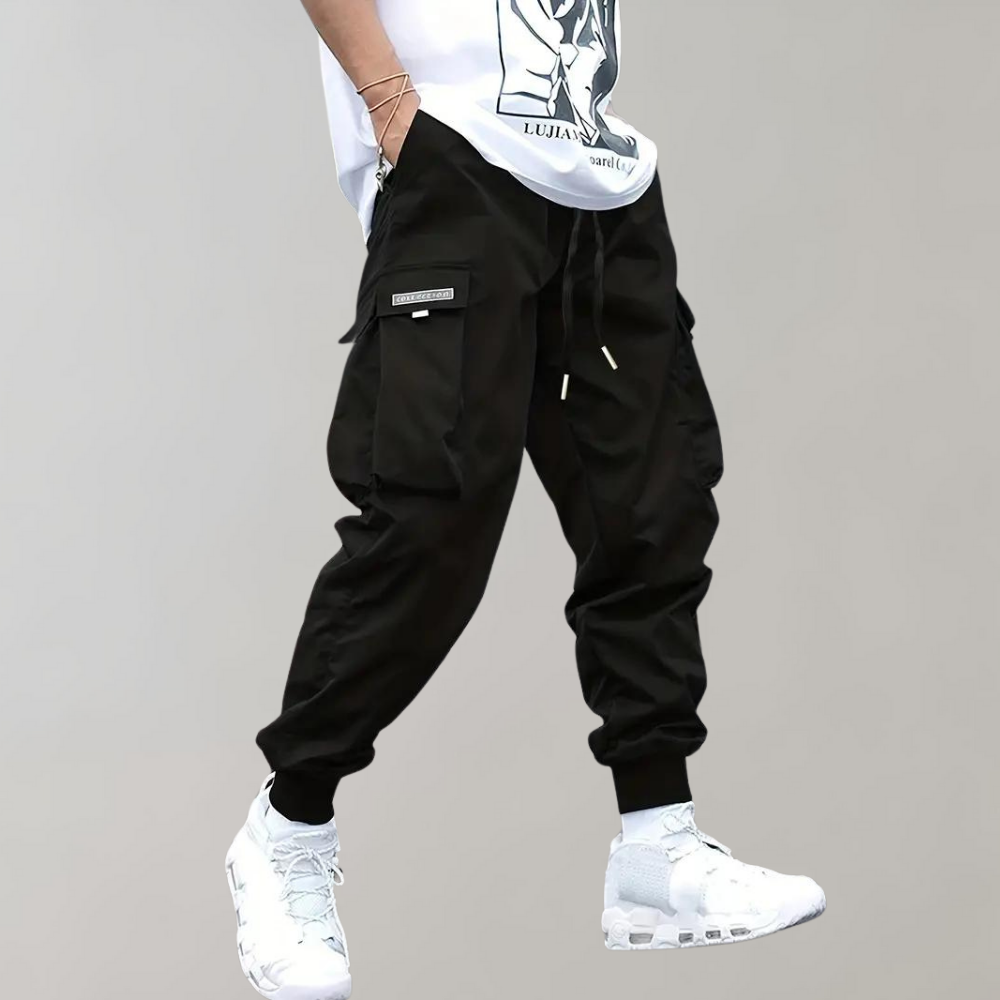 Comfortable men's relaxed fit cargo trousers in a versatile brown color, perfect for casual outings.