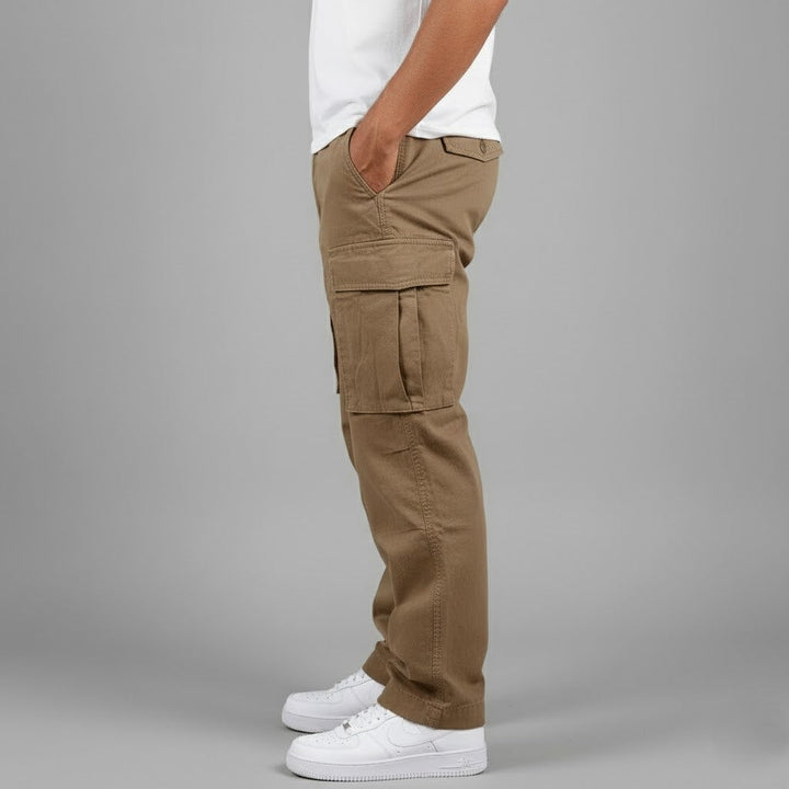 Model wearing casual black men's cargo pants, highlighting their urban style and relaxed fit.
