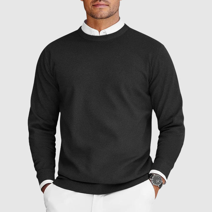 Men's relaxed fit crew-neck jumper in soft knit for everyday comfort and casual style. Versatile long-sleeve sweater.