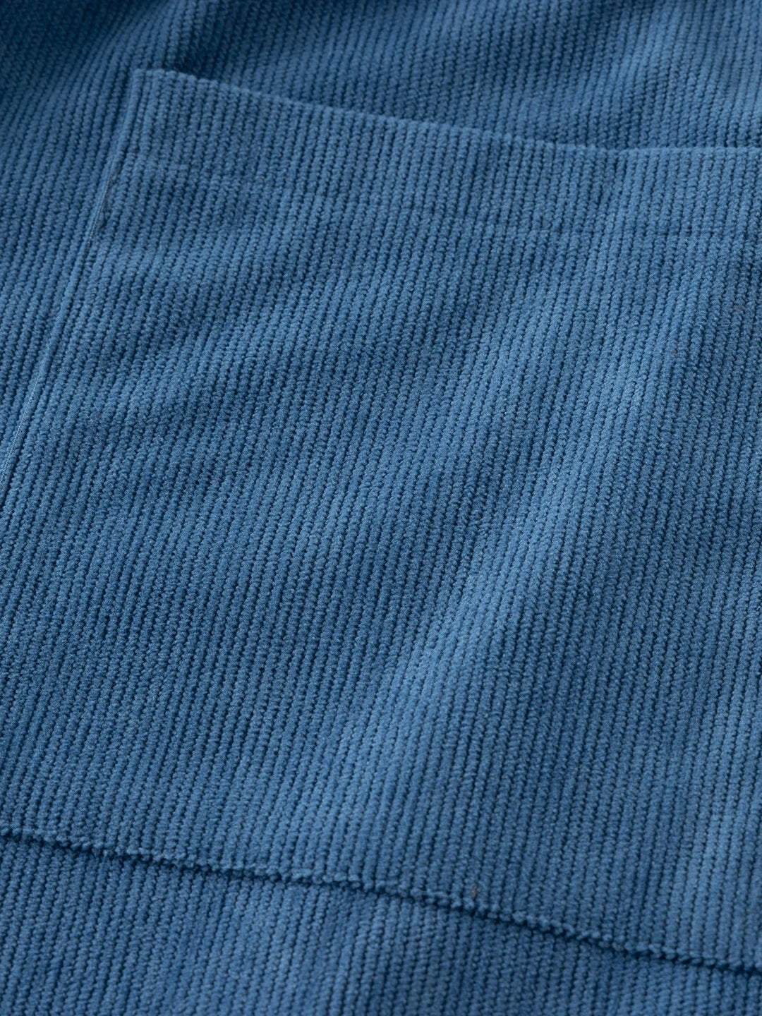 Elastic drawstring waistband on men's relaxed fit shorts, offering adjustable summer comfort.