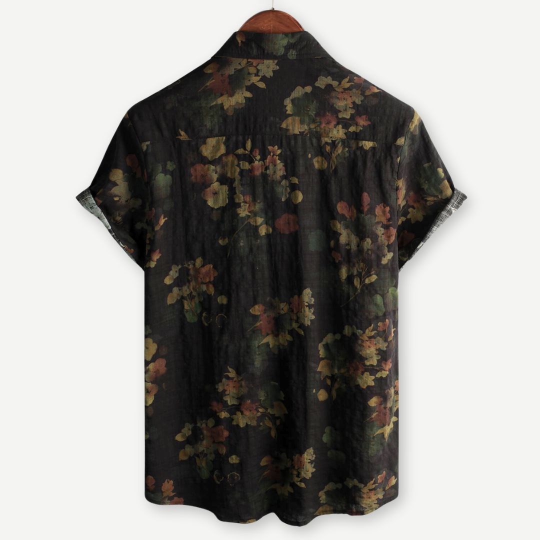Comfortable men's floral button-down shirt. Relaxed fit, short sleeve, ideal for stylish summer weekend wear.