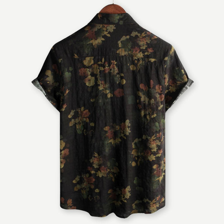 Comfortable men's floral button-down shirt. Relaxed fit, short sleeve, ideal for stylish summer weekend wear.
