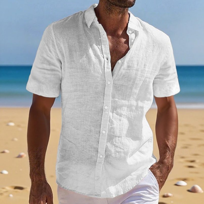 Easygoing men's fashion: short sleeve button-up shirt in a relaxed style, great for everyday casual wear.