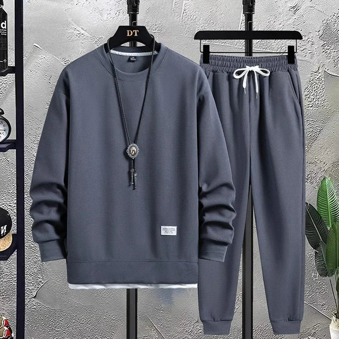 Men's activewear tracksuit set, relaxed fit for ultimate comfort & movement. A key piece of men's clothing.